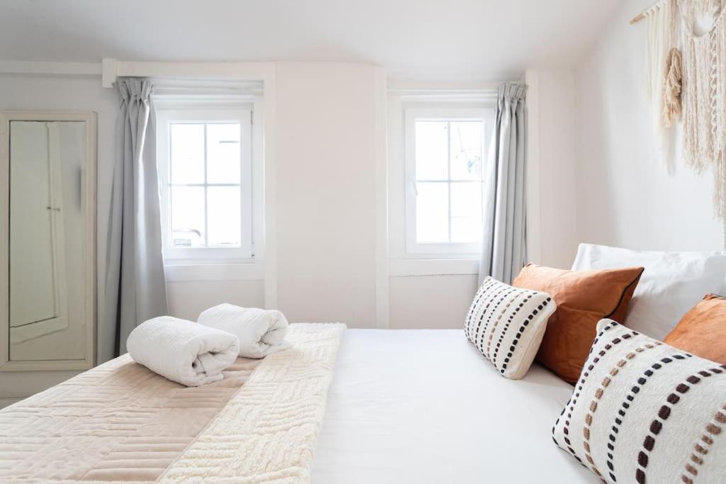 The White Principe Real Apartment Lisbon